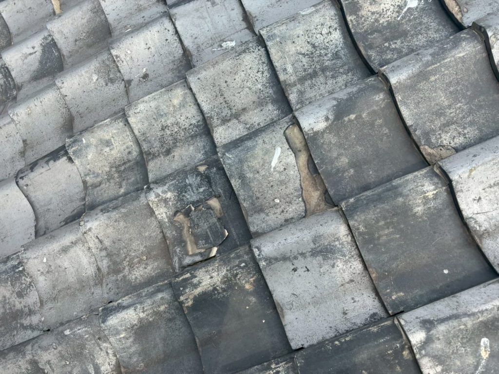 劣化した補修材の跡